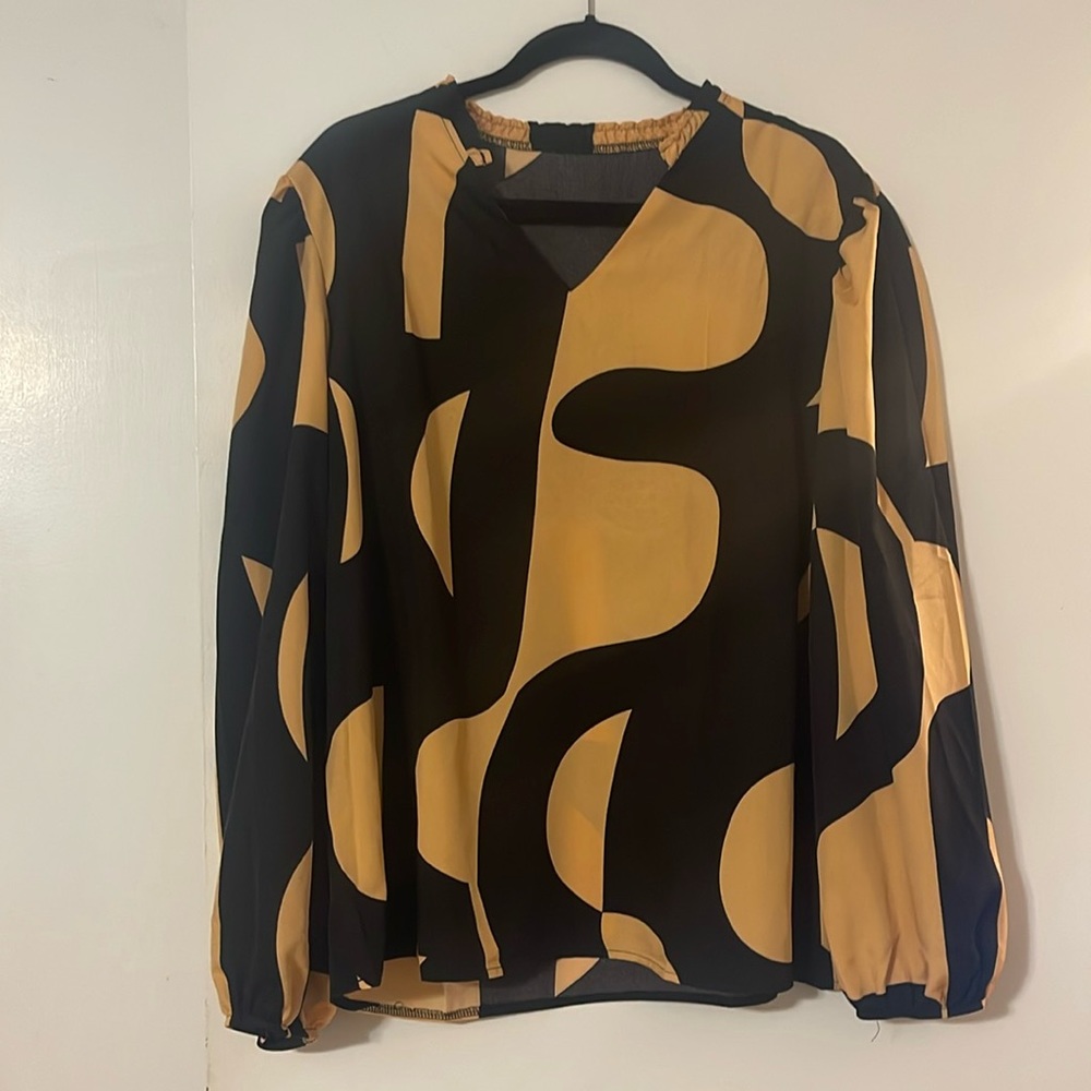 A blouse with a ruffled collar never been worn